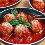 Boulettes de viande italiennes classiques, tendres et juteuses à la sauce tomate