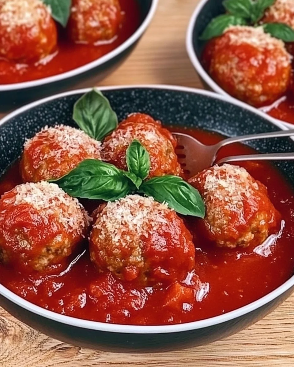 Boulettes de viande italiennes classiques, tendres et juteuses à la sauce tomate