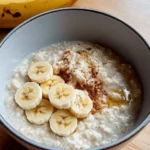Le petit-déjeuner le plus sain et le plus rassasiant : un porridge crémeux à la banane prêt en quelques minutes