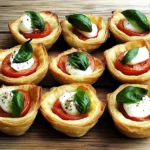 Petites corbeilles de pâte feuilletée façon Caprese au saumon fumé