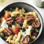 Salade de pâtes crémeuse aux saucisses
