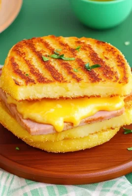 Sandwich Croustillant de Pommes de Terre au Jambon et au Fromage