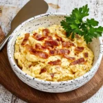Œufs Brouillés Crémeux au Bacon Croustillant — Petit-Déjeuner Keto